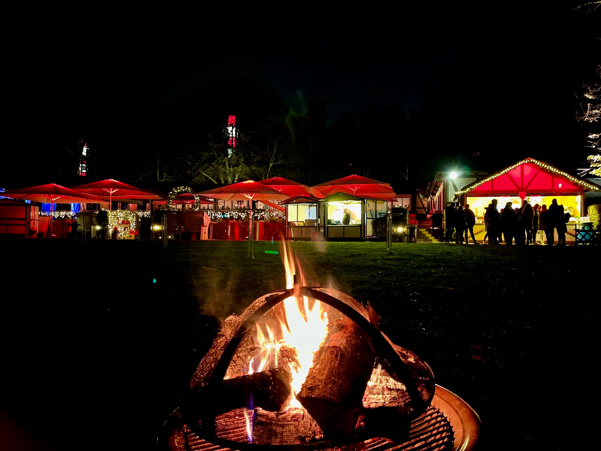 Feuerstelle im Hintergrund die Weihnachtshäuschen vom Club Astoria